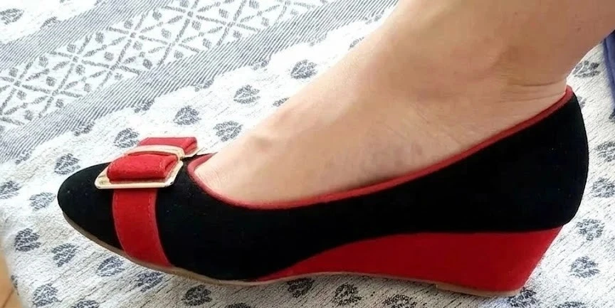 Chaussure rouge et noire petit nœud devant petit talon compensé 4 cm marque 5 eme saison taille 37